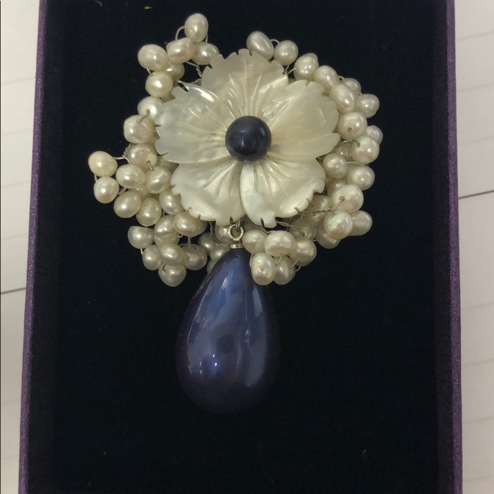 Brooch never worn no tag
